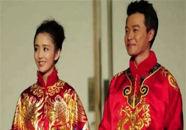 佟丽娅带儿子探班陈思诚,一家三口其乐融融,画面十分温馨.