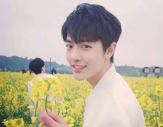 原创肖战大学照片曝光给大学女友买钻戒跟同学聊天被造谣是恋爱