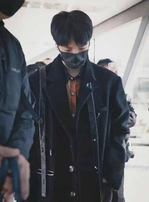 刘耀文录制你好星期六路透黑风衣新发型清爽又帅气