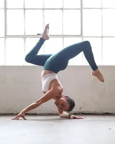 宋轶的身材真有料穿镂空长裙秀纤细身段女人味好足