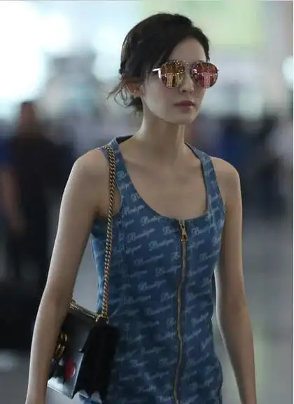 古力娜扎现身机场胸前平坦骨瘦如柴