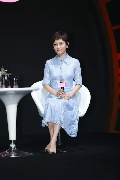 孙俪不过是把连衣裙换成半身裙,就显瘦20斤,网友:还变年轻了!