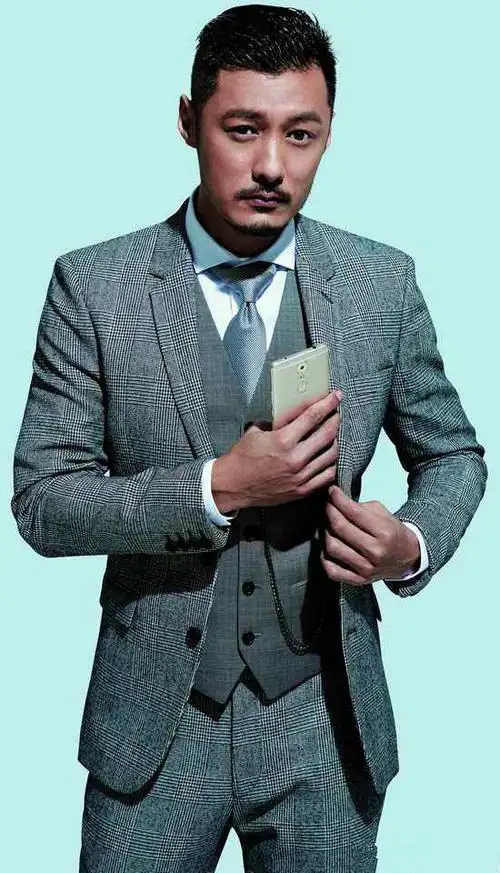 简单的大背头发型与胡渣打扮,余文乐太man了,成熟的西装男形象立马