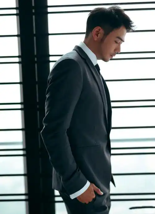 黄晓明黑色大衣出席活动,被赞去油成功,油腻男星如何自救气质?