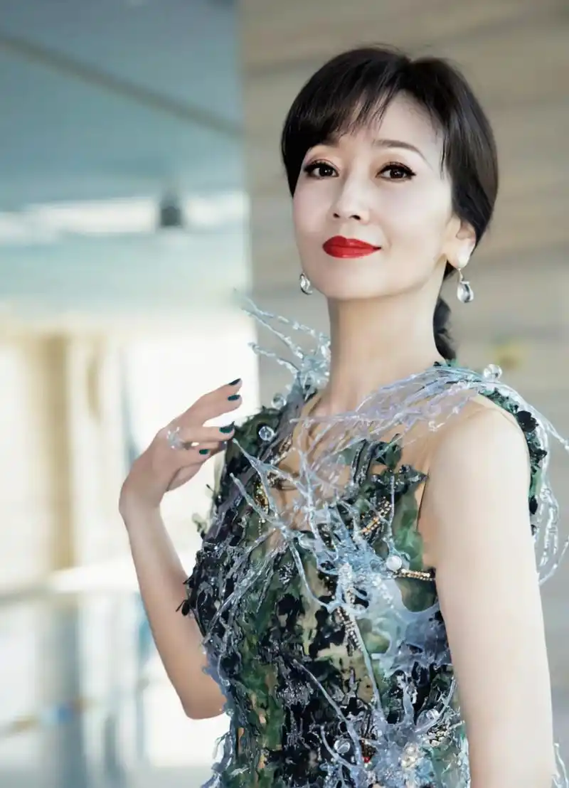 看到几张赵雅芝的生图,生图这个词汇好时尚,也就是素颜高清之类的新