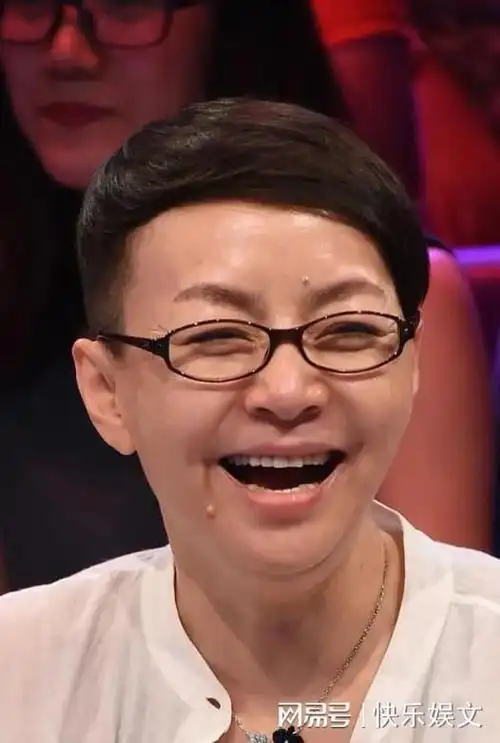 63岁宋丹丹北京逛街身体虚弱需儿子搀扶裤脚一高一低很有性格