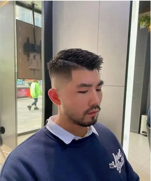 三七分也是很多男士比较适合的发型,时尚有型不落伍,越看越帅气.