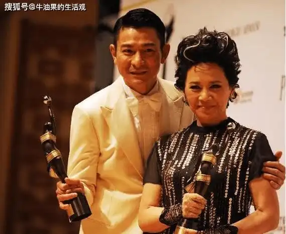 获得威尼斯电影节影后,叶德娴把这个奖杯送给了刘德华,就当作干妈送给