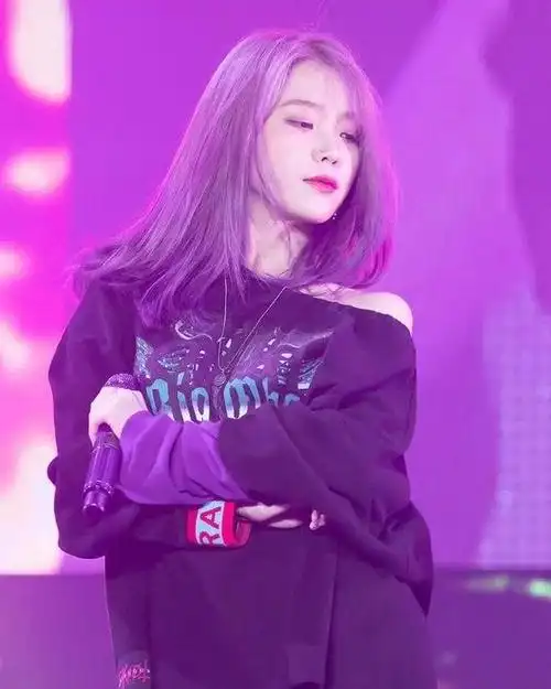 蓝灰色蓝紫色是能够不那么夸张但是又很有个性的颜色,可盐可甜,是个不