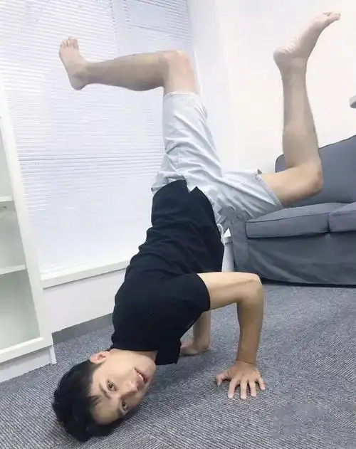 你知道许魏洲有多爱秀肌肉?他说:"男人怎么能不行呢?