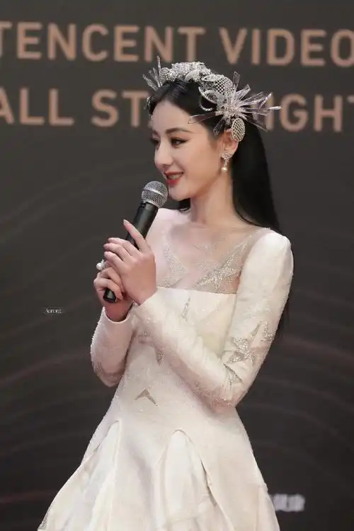 老师 我们家迪丽热巴呢##星光大赏红毯