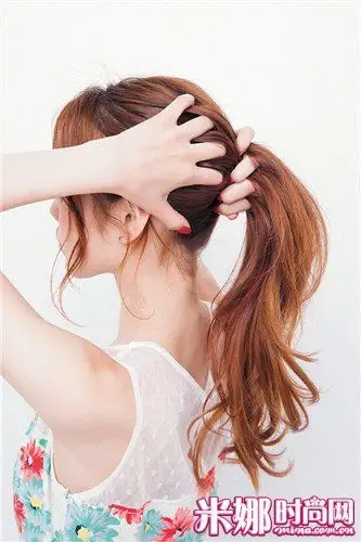 3,在脸周留一些发丝梳起全部头发