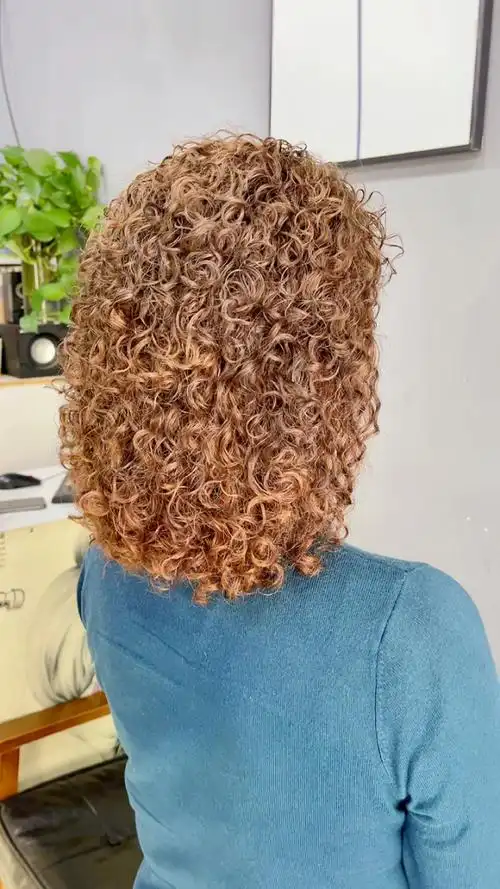 你可能永远不敢尝试的小卷爆炸头,烫完你就是大姐大#爆炸头发 #羊毛卷