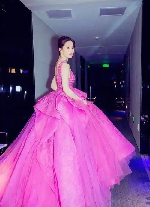 原创当刘亦菲穿上紫色高定礼服此女只应天上有人间难得几回见