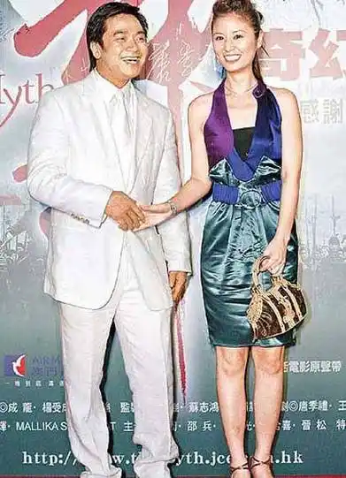 林心如唐季礼在2002年同游泰国被媒体曝光恋情,两人甚至到了婚嫁的地