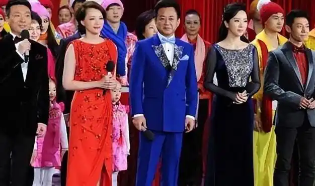 还与周润发,刘德华等明星合作,多才多艺.