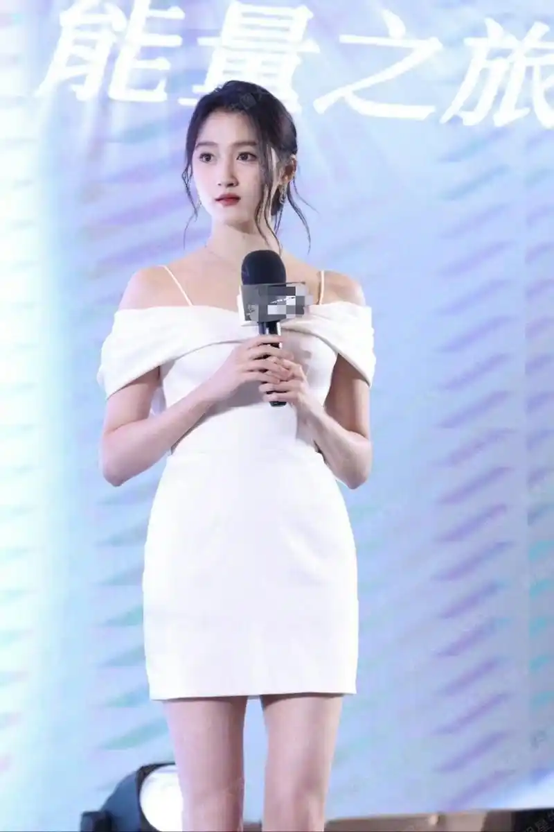 关晓彤生图身材比例#关晓彤今日活动生图来了,白色吊带裙也太好看了