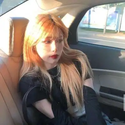 女生头像简单气质黄发