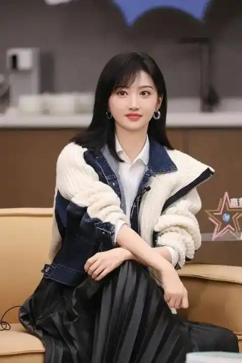 2004年,16岁的景甜坐进了车牌为9988的豪车.