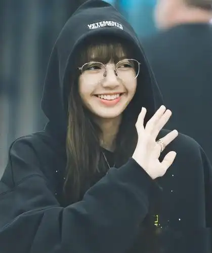blackpink组合成员lisa,笑容清甜的人间芭比太可爱了