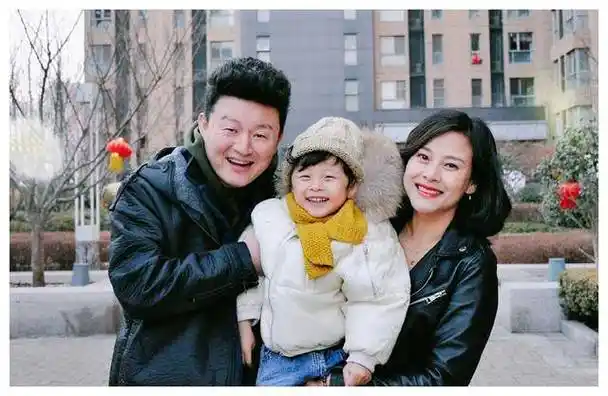 作为演员夫妻,她和张磊在多部影视剧中携手合作,他们之间的默契和默契