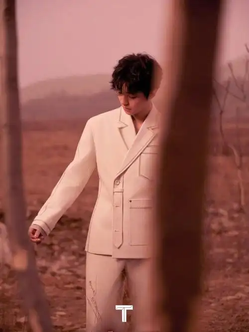 王俊凯以粉色西装造型登上t magazine 三月刊封面