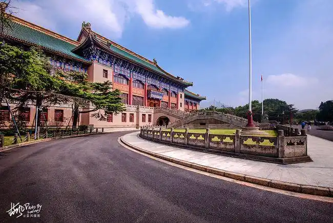 雄伟壮观雕梁画栋民国时期的旧上海市政府大楼很气派