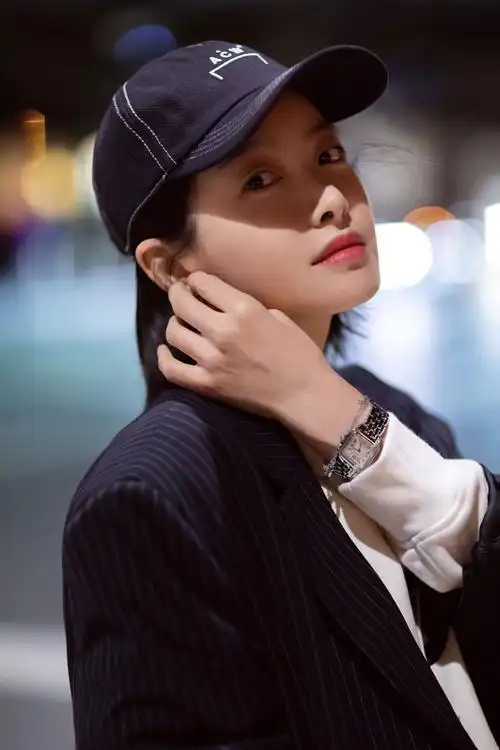 宋茜休闲装现身机场 随性干练活力满满