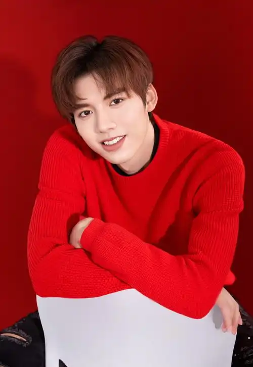 邓超元红色毛衣喜庆帅气图片写真610