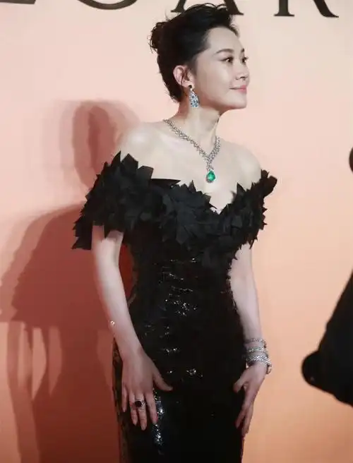 52岁许晴身材太惊艳穿紧身裙水蛇腰瞩目生图白到发光妩媚撩人