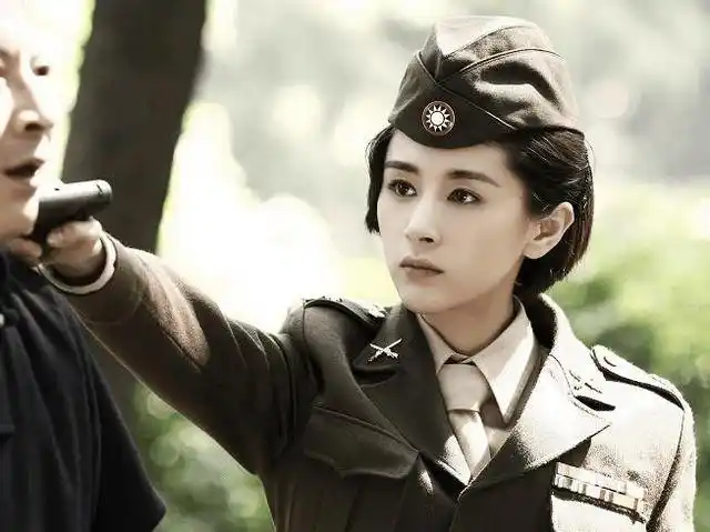 40位女明星军装照赵丽颖金晨英气逼人热巴娇俏景甜青春可人