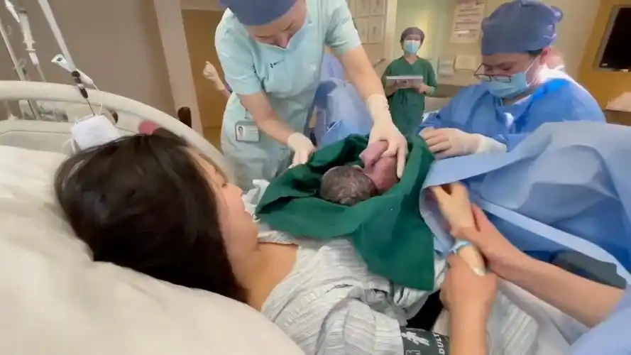 笑着生孩子,8分钟顺产实拍一点也不疼