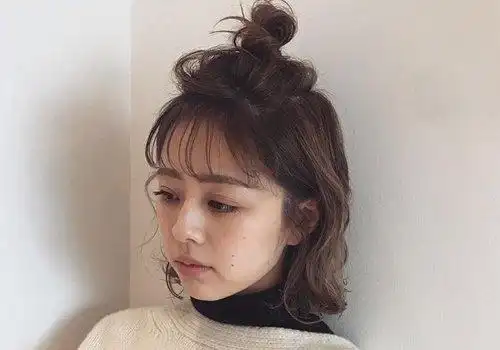 女生短发怎么扎苹果头一点也不难鬓角的头发做成内扣的 卷发,女生内扣