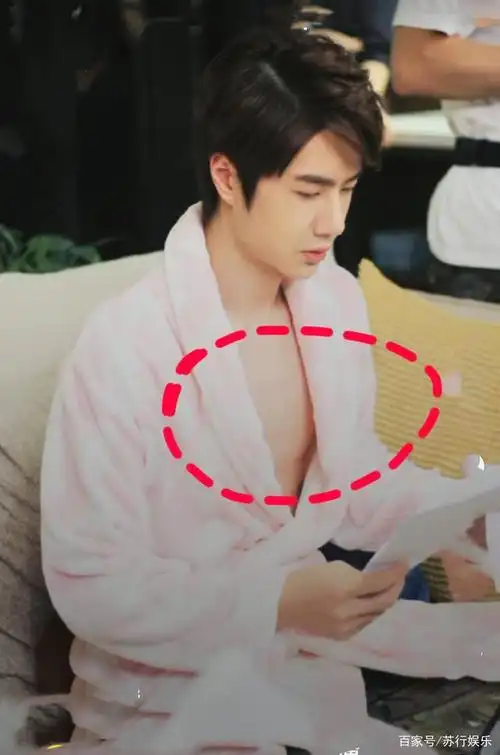 王一博穿粉色浴袍拍戏一脸无辜地看剧本忘系扣子差点走光