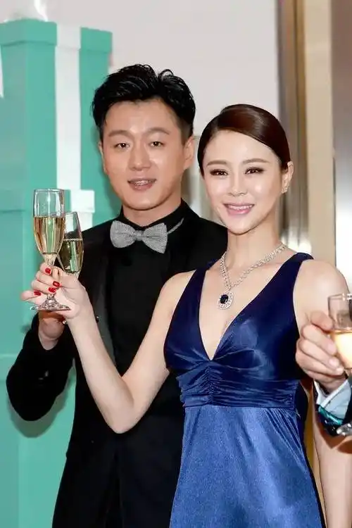 专一的佟大为:恋过范冰冰,放弃马伊琍,与老师一见钟情恩爱至今