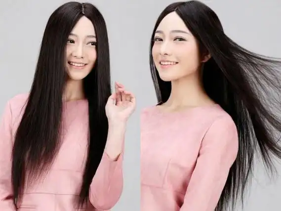 黑色中分离子烫长直发柔美度满分,瘦脸效果也是棒棒哒,它特别适合身材