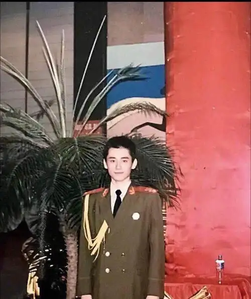 钱枫年轻旧照罕见曝光,浓眉大眼超帅气,颜值不输杨洋