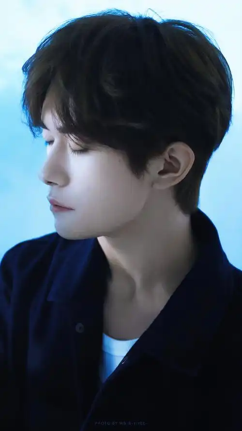 易烊千玺飘雪侧颜##易烊千玺阿玛尼美妆全球品牌代言人