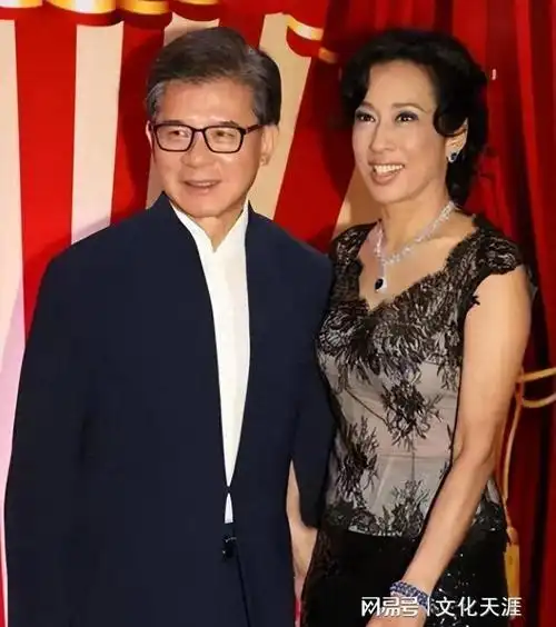 曝65岁朱玲玲二次净身出户离婚,她的一生都在为长子霍启刚铺路|婚姻