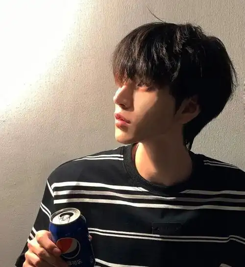 顶部剪出层次发质柔顺微蓬松,刘海要长要碎微分!