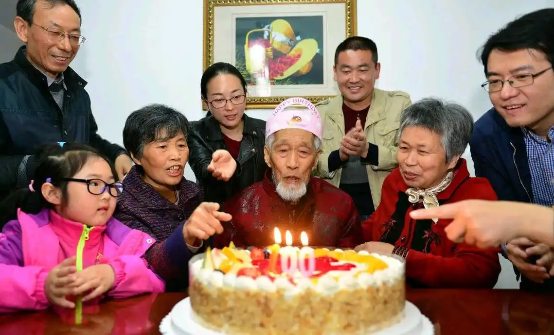 宝妈带宝宝给百岁爷爷过寿4代同堂老人却盯着重孙一动不动