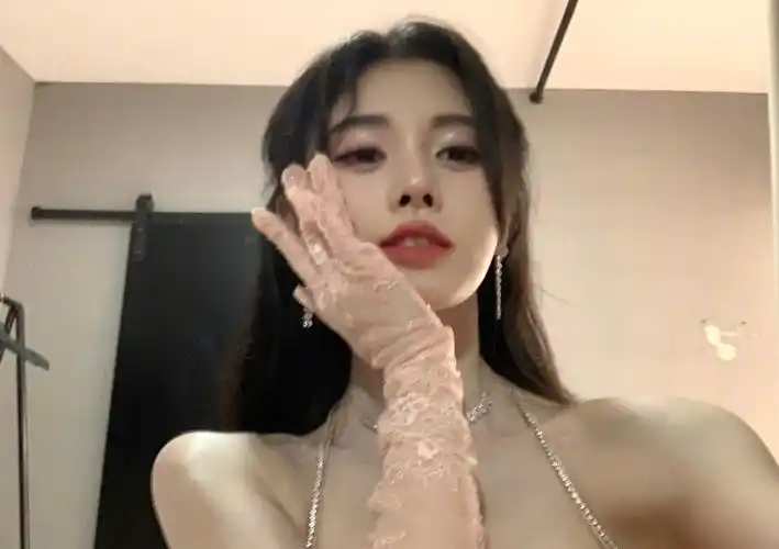 鞠婧祎粉色蕾丝长手套造型随拍 托腮秀电眼wink娇媚迷人