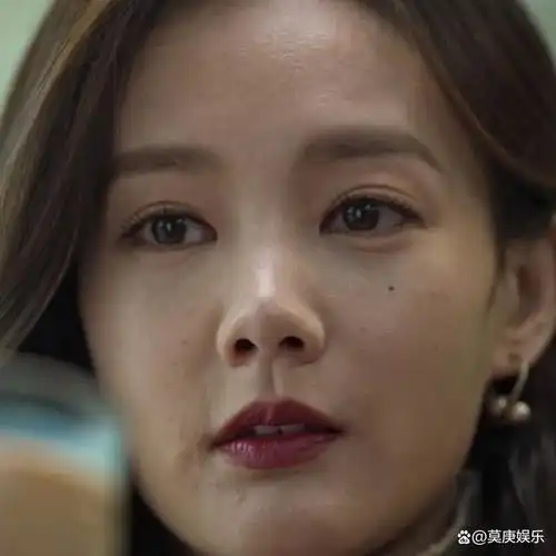 近日,有网友晒出一组女明星的怼脸高清近照合集,让人们看到了高清镜头