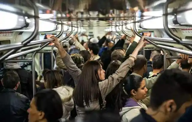 南京:因地铁座位拥挤,女孩骂老人占她便宜,网友:坐得比你端正