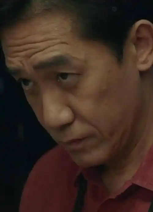 比起年轻时的俊美脸蛋梁朝伟的脸型也变得长了一些.