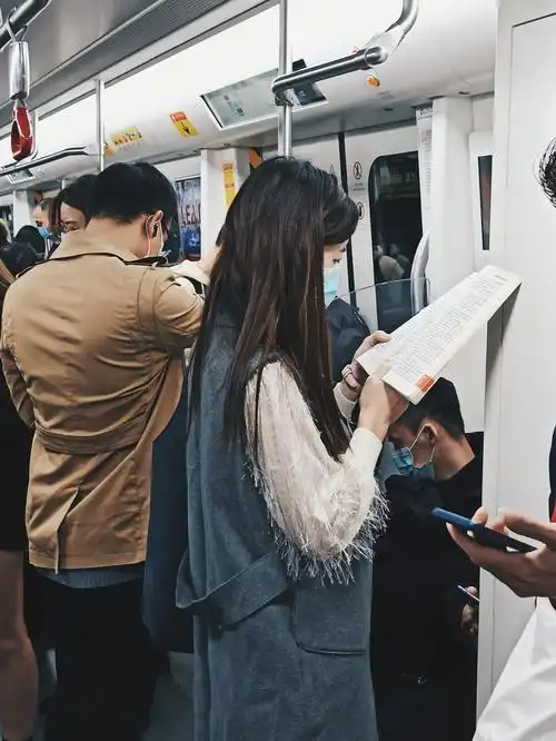 地铁上的读书人广州地铁看书的人