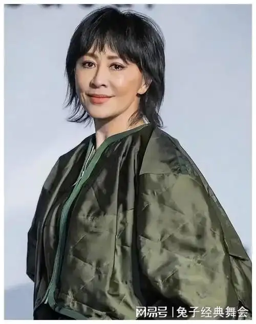 天后也老了,56岁王菲独自游玩被拍到,瘦得只剩骨架