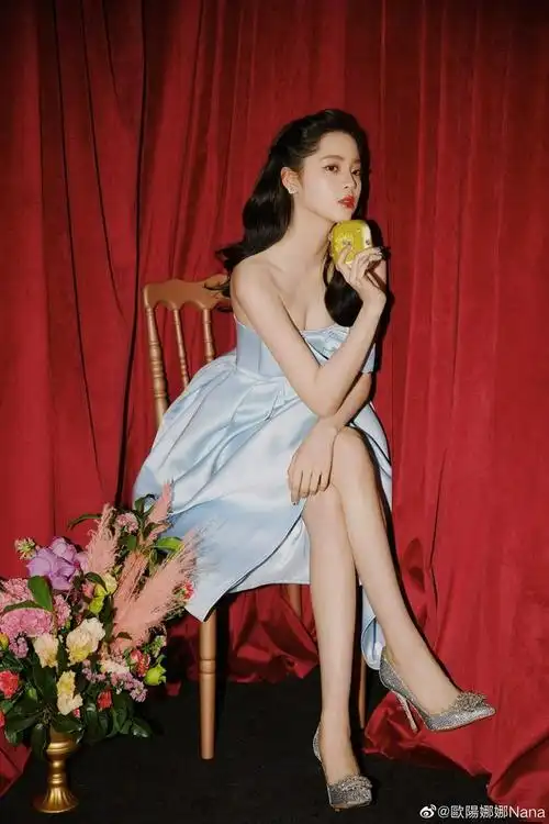 欧阳娜娜最新写真曝光 一袭蓝色抹胸长裙清新优雅