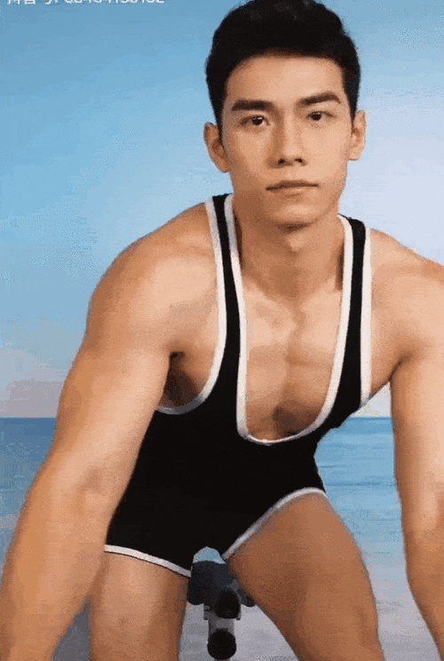 左右s形摇摆:用腹肌擦自行车轴子:而且欢欢在直播间的动作是一个比一