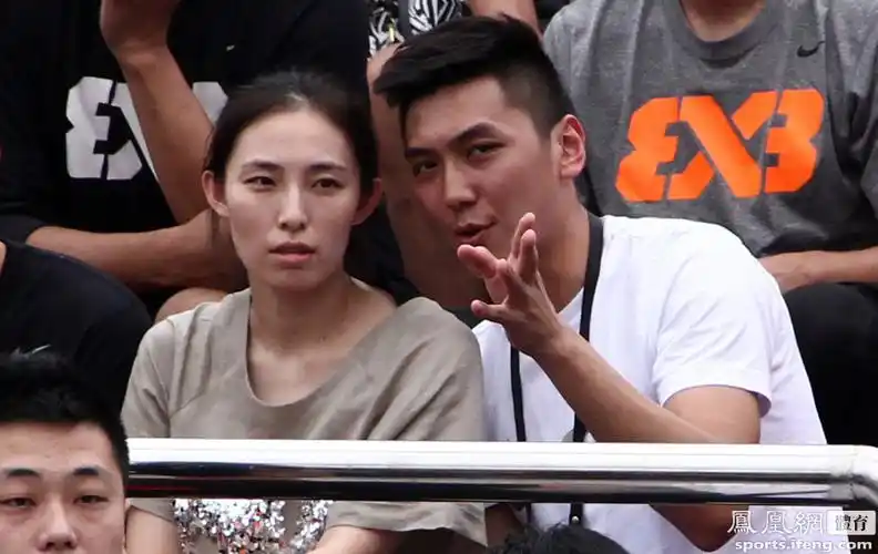 张博大婚后携妻子首度现身